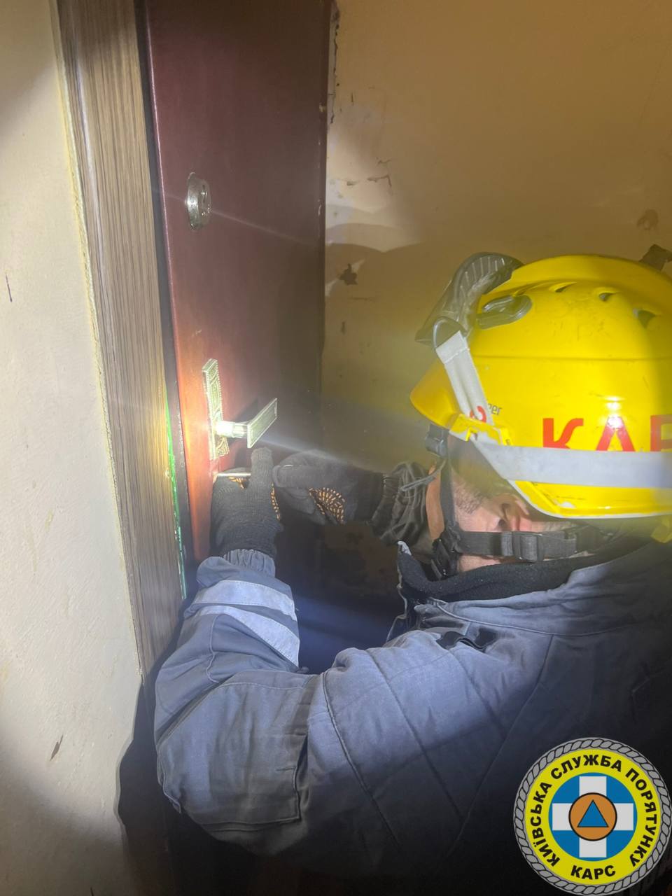 У Києві 16-річна мати на кілька днів зачинила немовля у квартирі та зникла