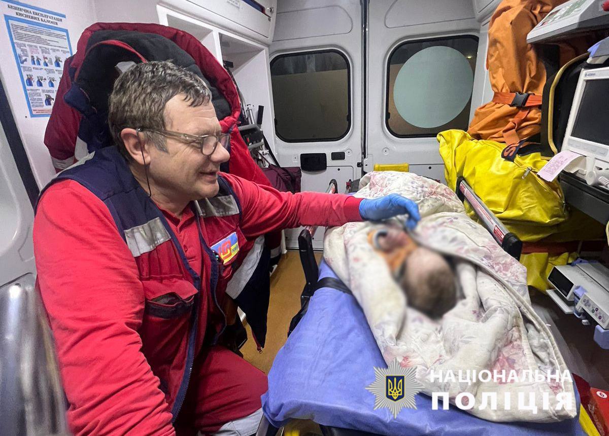 У Києві 16-річна мати на кілька днів зачинила немовля у квартирі та зникла
