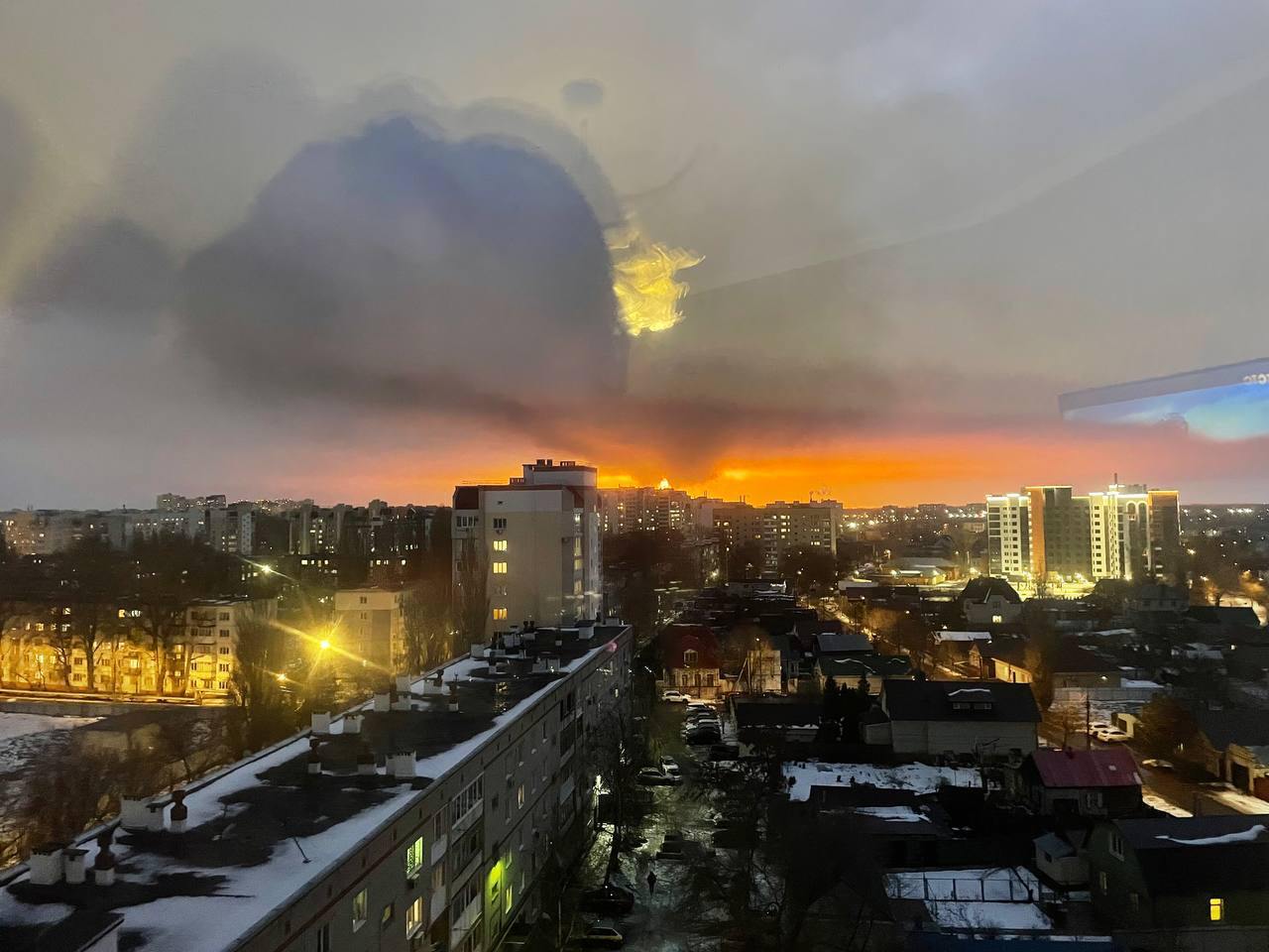 В Енгельсі шириться пожежа після нічної атаки безпілотників