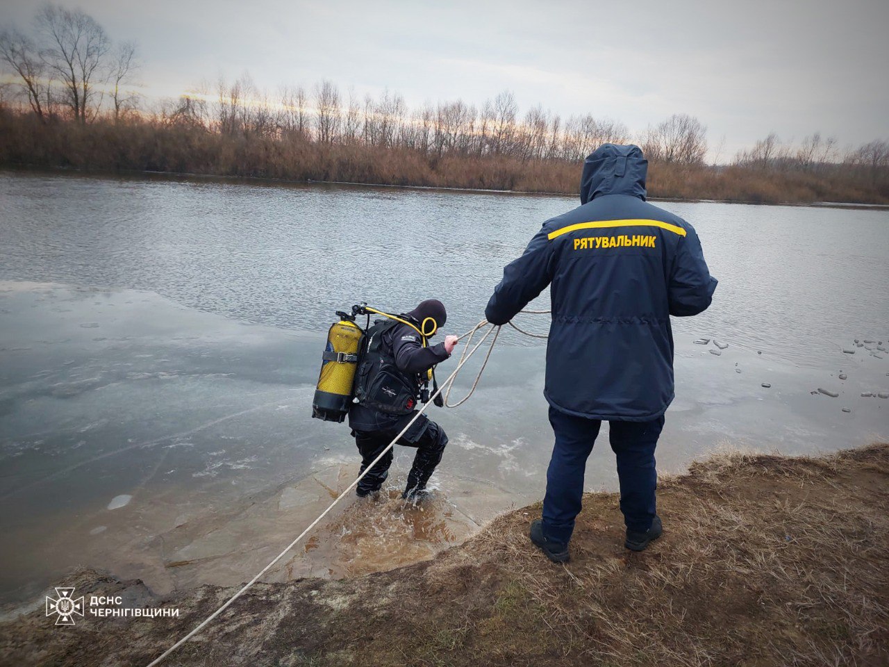 На Чернігівщині дідусь з онуком провалилися під лід