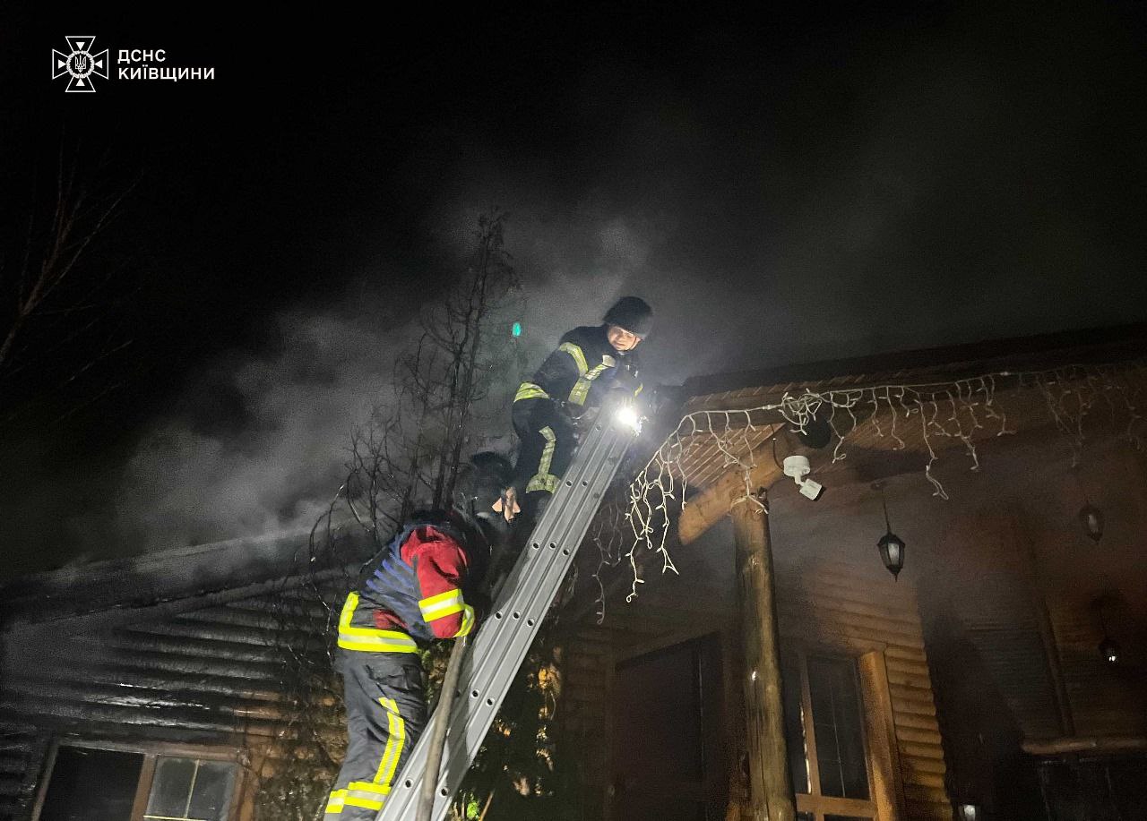 Під Броварами через уламки "шахеда" горів готель з рестораном