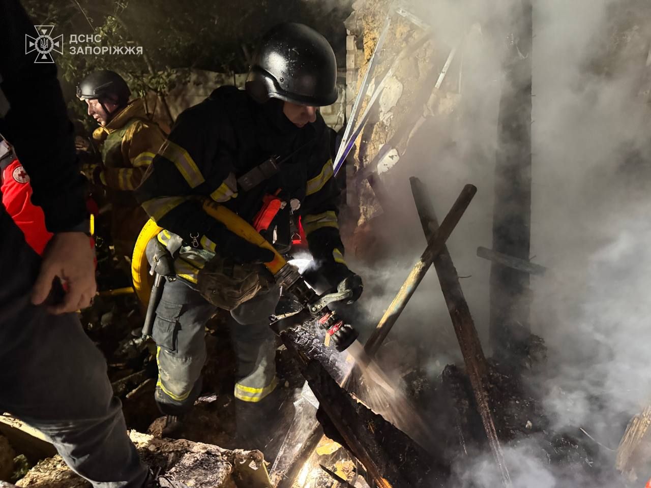 У Запоріжжі після атаки четверо постраждалих, людей дістали з-під завалів