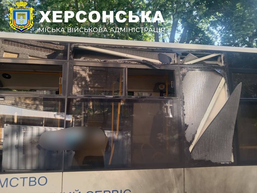У Херсоні російський дрон атакував маршрутку, п'ятеро поранених