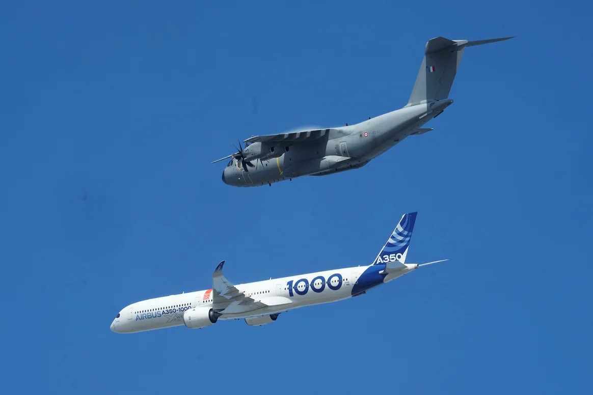 Політ авіалайнера Airbus A350-1000 та військово-транспортного літака Airbus M400
