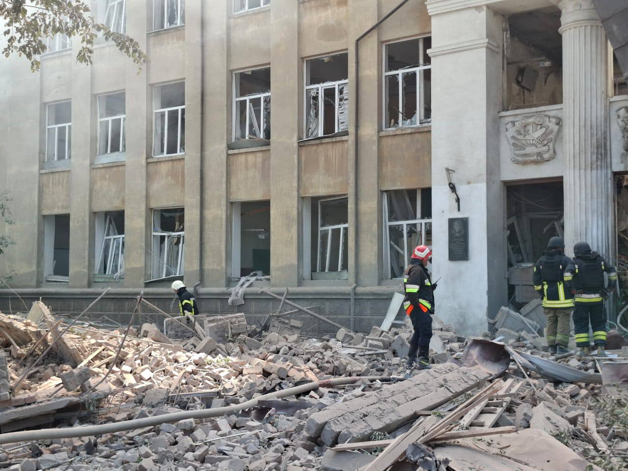 Рашисти атакували Білгород-Дністровський балістикою, під завалами ліцею можуть бути люди