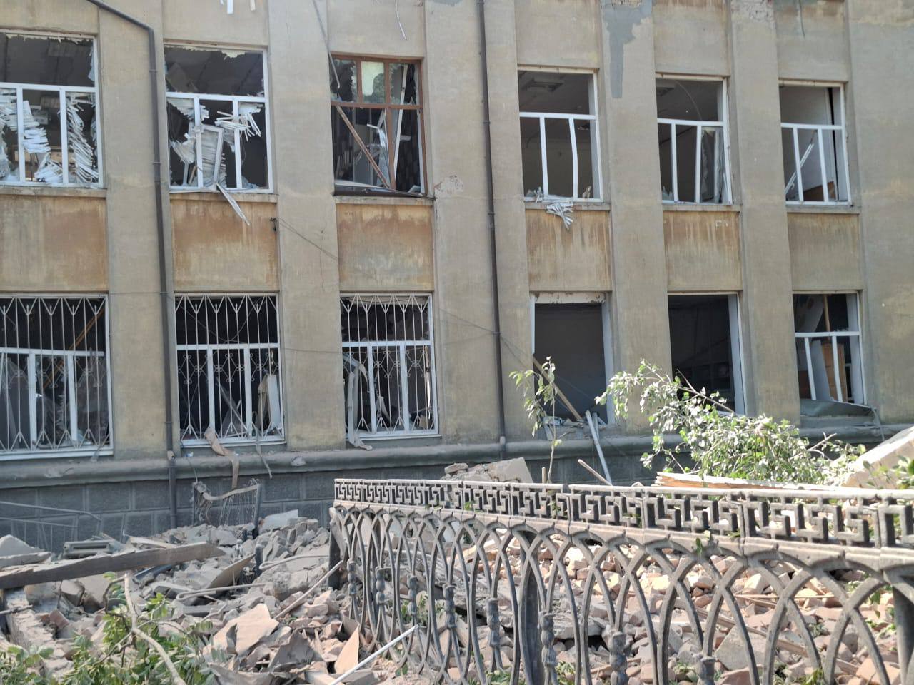Рашисти атакували Білгород-Дністровський балістикою, під завалами ліцею можуть бути люди