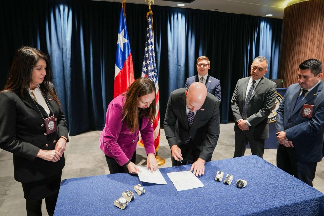 Вкрадені годинники Кіану Рівза знайшли у Чилі під час рейду силовиків