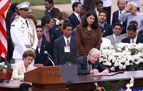 1999 год. Джимми Картер и президент Панамы Мирея Москозо