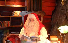 Санта в своем кабинете