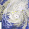 Над Японией бушует мощный тайфун "Данас"