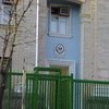 Американское посольство в Киеве обложено венками