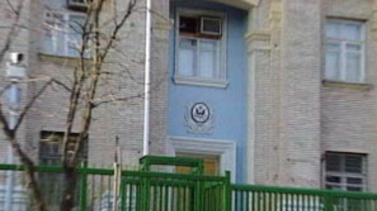 Американское посольство в Киеве обложено венками