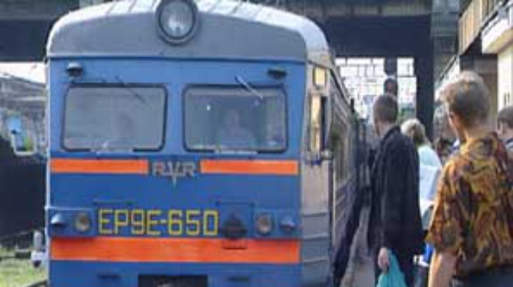 В Киеве пассажирский поезд столкнулся с автомобилем