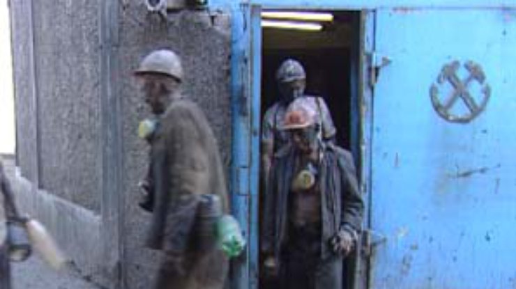 На шахте в Енакиево под завалом остались 4 горняка