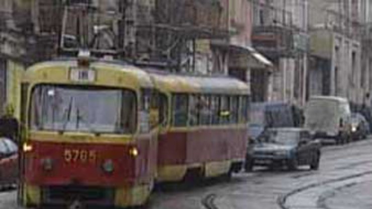 Киевский трамвай врезался в грузовик
