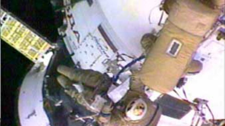 Российский космонавт и бортинженер американка выходили в открытый космос