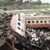 Число жертв железнодорожной катастрофы в Индии достигло 105 человек