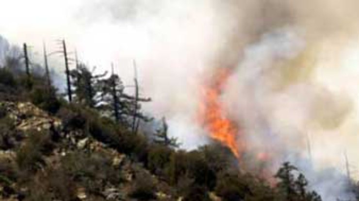 В Калифорнии четвертые сутки бушует крупный пожар