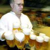 На баварском пивном празднике поставлены рекорды в потреблении пива и сосисок