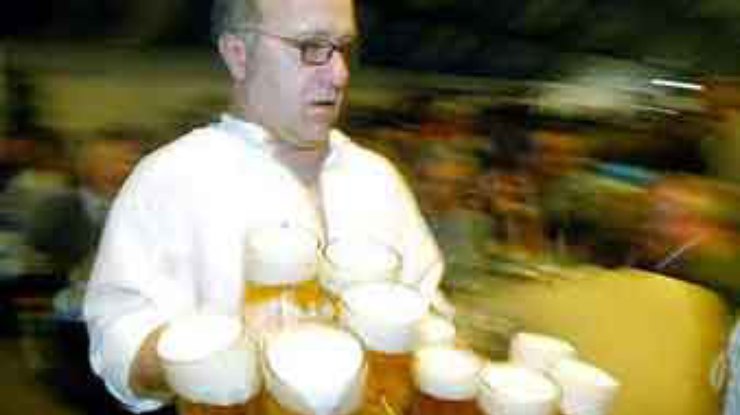 На баварском пивном празднике поставлены рекорды в потреблении пива и сосисок