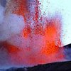 Итальянские спасатели пытаются сдержать лаву с вулкана Этна