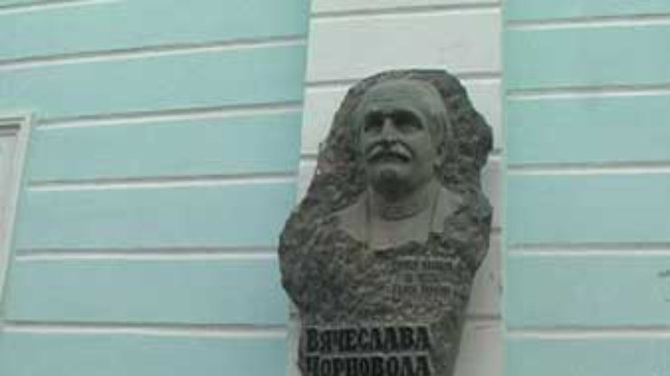 Неизвестный поджег цветы у памятника Черноволу
