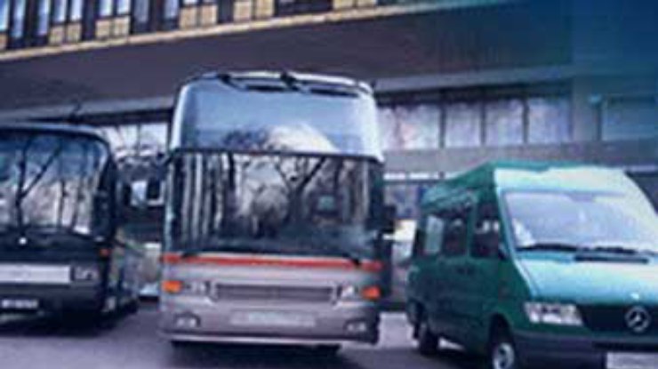 В ФРГ грузовик врезался в автобус с туристами