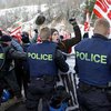 В Давосе антиглобалисты протеста жгут американские флаги