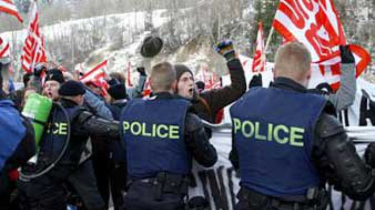 В Давосе антиглобалисты протеста жгут американские флаги