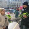 В Киеве полиция раздает женщинам розы (фото)