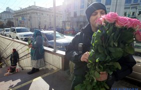 Патрульная полиция раздает розы в Киеве. Фото ukrinform.ua
