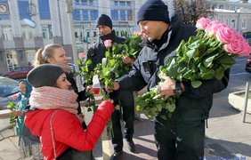 Патрульная полиция раздает розы в Киеве. Фото ukrinform.ua