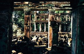 Храм Bayon предположительно был построен в 12-13 веке. Некоторые его части разрушились, но многие колонны до сих пор непоколебимо стоят