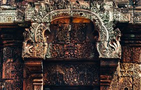 Banteay Srei поражает количеством деталей на фасаде храма. Он считается самым красивым и интригующим храмом во всем мире