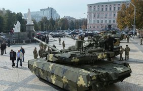 На Михайловскую площадь привезли танки