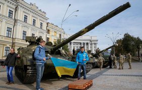 На Михайловскую площадь привезли танки