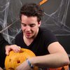 Австралийцы впервые попробовали вырезать тыкву на Хэллоуин (видео)