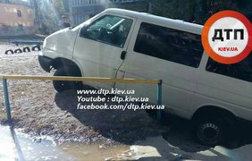 Автомобиль ушел под асфальт