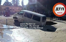 Автомобиль ушел под асфальт