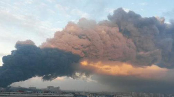 Пожар в Петербурге сопровождается взрывами и "апокалиптическим дымом"