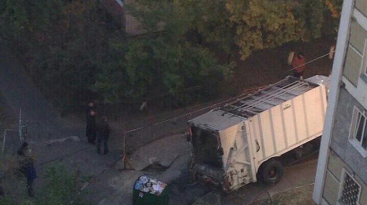 В Киеве грузовик провалился под землю