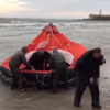 Крушение катера в Затоке: людей вытаскивали спасательным плотом (видео)