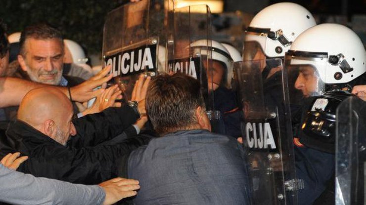 Протесты в Черногории переросли в стычки с полицией