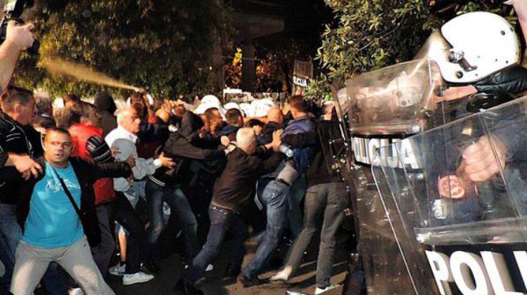 Противостояние демонстрантов с полицией в Черногории. Фото: RTCG