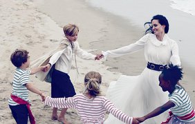Анджелина Джоли с детьми и мужем снялась в забавной фотосессии. Фото Vogue