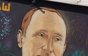 В Крыму решили закрасить все портреты Путина. Фото Kerch.FM
