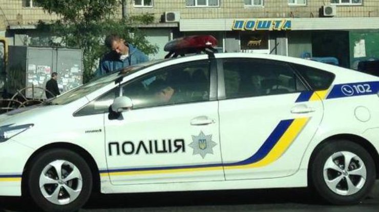 Киевские полицейские остановили Ярмоленко. Twitter/alexey_savkin