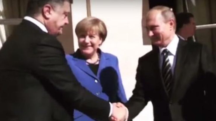 Порошенко нехотя пожал руку Путину. Кадр из видео