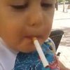 Отец заставил 3-летнего сына выпить и закурить (видео)