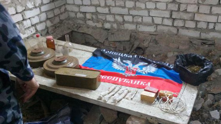 В Донецкой области нашли коноплю, взрывчатку и флаг ДНР